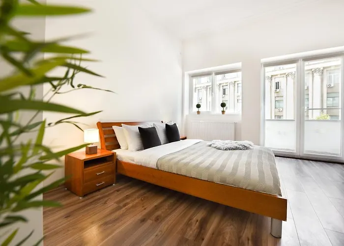 Simple Yet Stylish. Piata Revolutiei * Bukarest