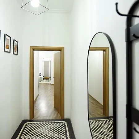 Simple Yet Stylish. Piata Revolutiei Appartement *