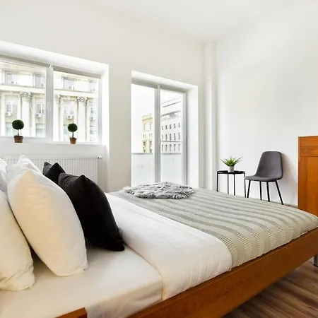 Apartamento Simple Yet Stylish. Piata Revolutiei *