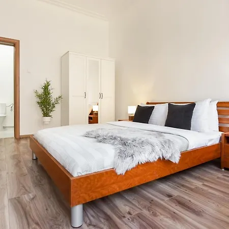 Simple Yet Stylish. Piata Revolutiei