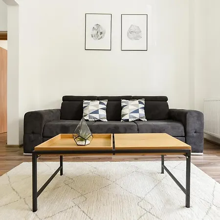 Simple Yet Stylish. Piata Revolutiei *