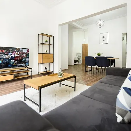 Simple Yet Stylish. Piata Revolutiei *