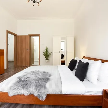 Simple Yet Stylish. Piata Revolutiei *