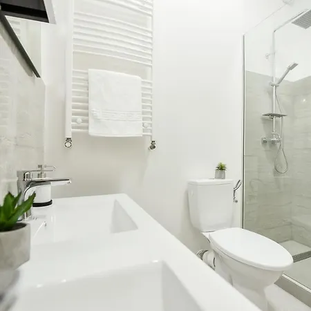 Simple Yet Stylish. Piata Revolutiei Appartement *