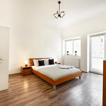 Simple Yet Stylish. Piata Revolutiei Διαμέρισμα