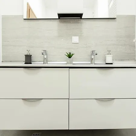 Simple Yet Stylish. Piata Revolutiei アパート