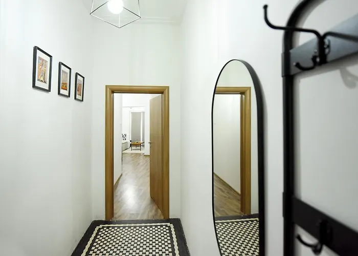 Simple Yet Stylish. Piata Revolutiei Apartman *