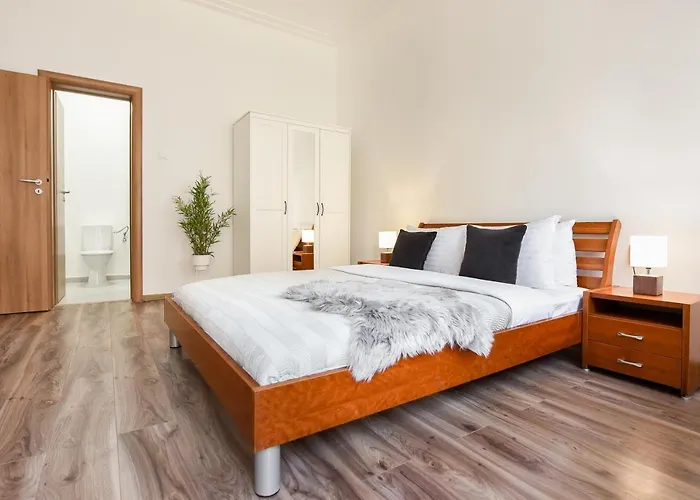 Simple Yet Stylish. Piata Revolutiei