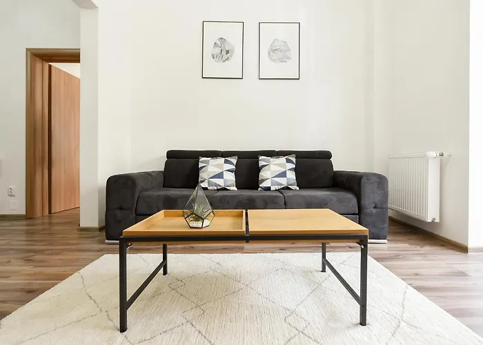 Simple Yet Stylish. Piata Revolutiei *