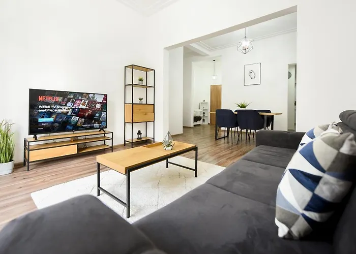 Simple Yet Stylish. Piata Revolutiei *