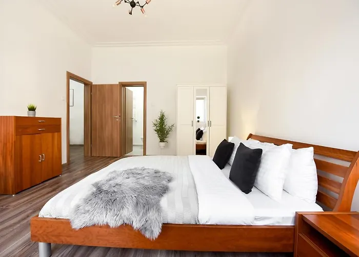 Simple Yet Stylish. Piata Revolutiei *