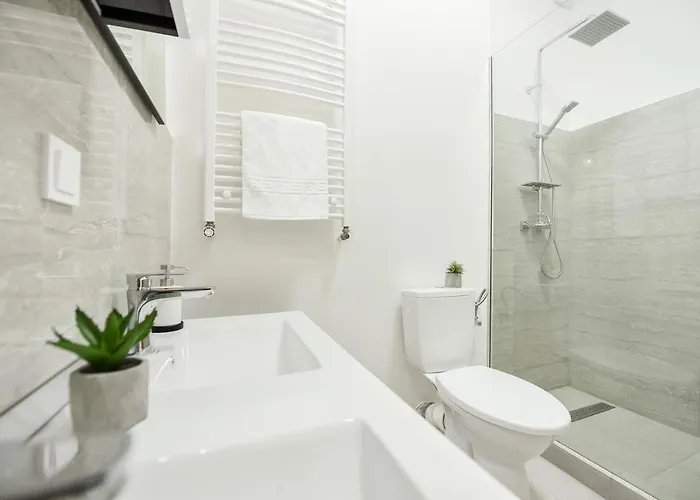 Simple Yet Stylish. Piata Revolutiei Apartman *