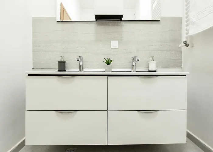 Simple Yet Stylish. Piata Revolutiei Apartman