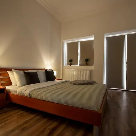 Simple Yet Stylish. Piata Revolutiei דירה *