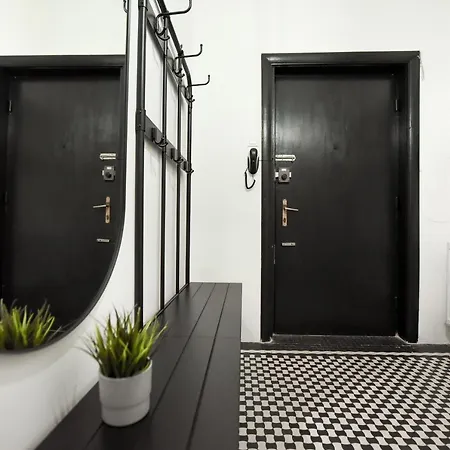 Simple Yet Stylish. Piata Revolutiei شقة