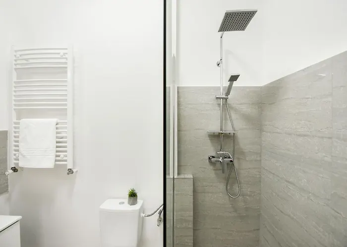 Simple Yet Stylish. Piata Revolutiei דירה