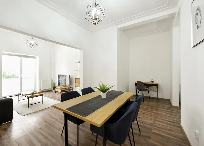 Simple Yet Stylish. Piata Revolutiei דירה *