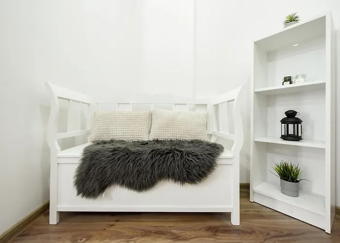 Simple Yet Stylish. Piata Revolutiei דירה *