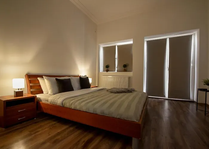 Simple Yet Stylish. Piata Revolutiei דירה *