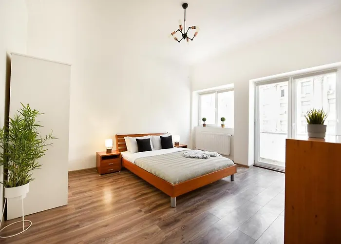 Simple Yet Stylish. Piata Revolutiei דירה