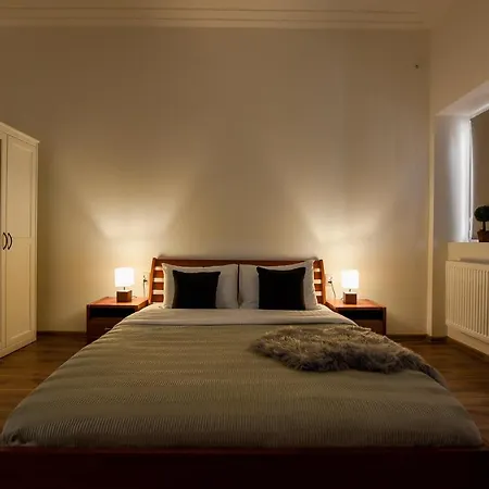 Simple Yet Stylish. Piata Revolutiei Bucarest