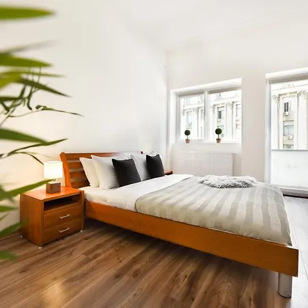 Simple Yet Stylish. Piata Revolutiei * Bucarest